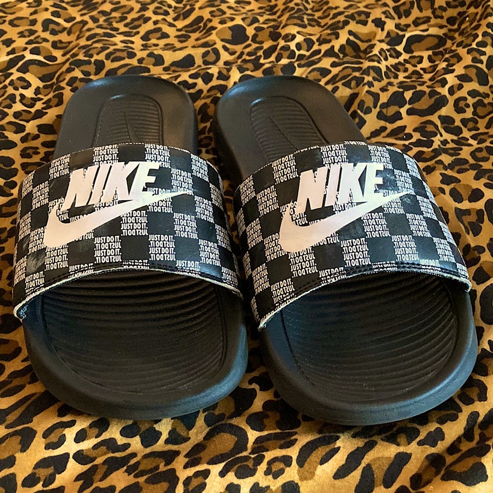 Nike Checkerboard Print Logo Slides, INSANELY COMFY, super cushioned and cute